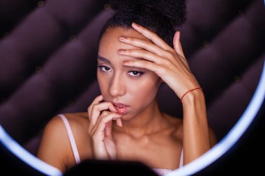 Stüdyo portre genç kadın ring flaş etkisi ile