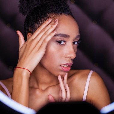 Stüdyo portre genç kadın ring flaş etkisi ile