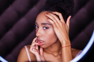 Stüdyo portre genç kadın ring flaş etkisi ile