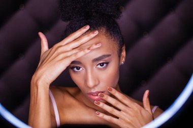 Stüdyo portre genç kadın ring flaş etkisi ile