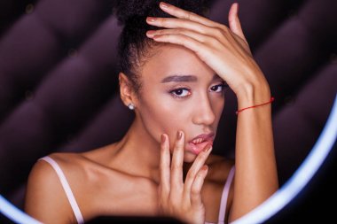 Stüdyo portre genç kadın ring flaş etkisi ile