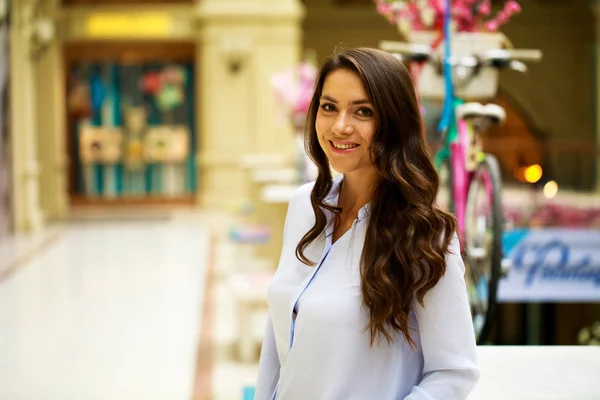 Jonge mooie brunette vrouw in blauwe blouse — Stockfoto