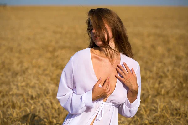 Buğday alan esmer kadın