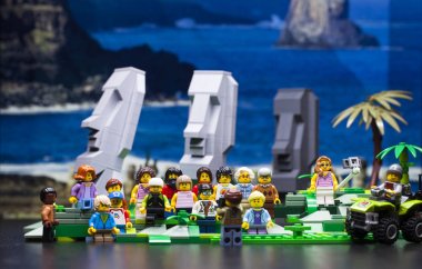 Rusya, 17 Nisan 2018. Oluşturucu Lego. Üç moai, standup 