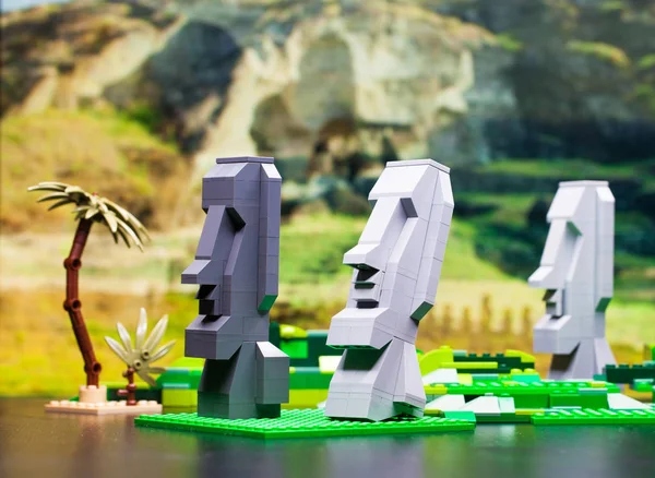 RUSIA, 17 de abril de 2018. Constructor Lego. Tres moai stand-up en — Foto de Stock