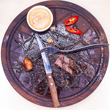 Biftek üzerinde beyaz yemek yedikten sonra et