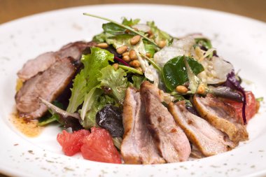 Restoran yemek et salata domuz eti ve roka