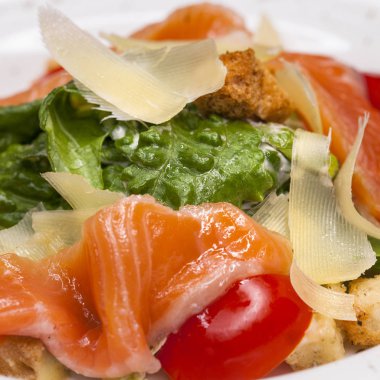  Sezar salata tabağı somon ile