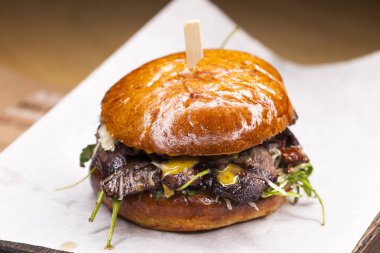 Büyük hamburger beefon ahşap bir masa