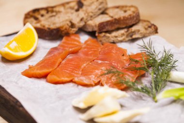 Bambu çanak üzerinde taze somon balığı salatası