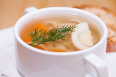 Beyaz bir bardak tavuk şehriye çorbası 