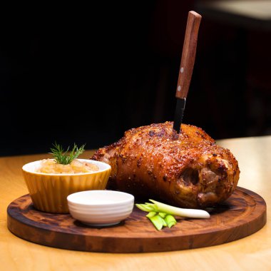 Restoran yemek - büyük pişmiş domuz knuckle bir ahşap tepsi