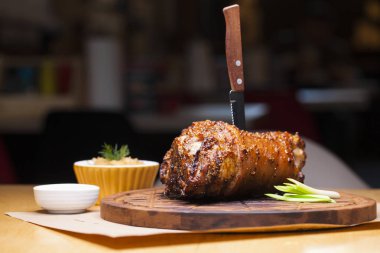 Restoran yemek - büyük pişmiş domuz knuckle bir ahşap tepsi