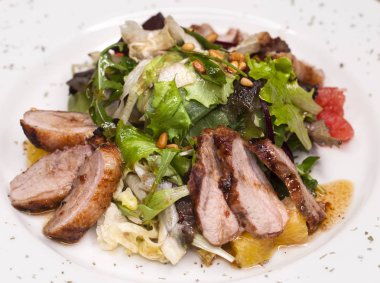 Restoran yemek et salata domuz eti ve roka