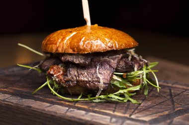 Büyük hamburger beefon ahşap bir masa