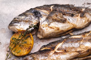 Restoran yemek iki ızgara balık Dorado ve levrek