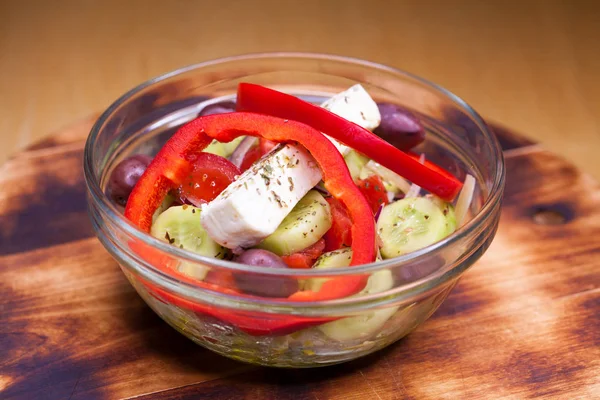 Греческий салат подается с большим количеством сыра и овощей — стоковое фото