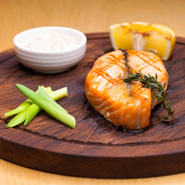 Филе лосося с кунжутом на деревянной тарелке — стоковое фото