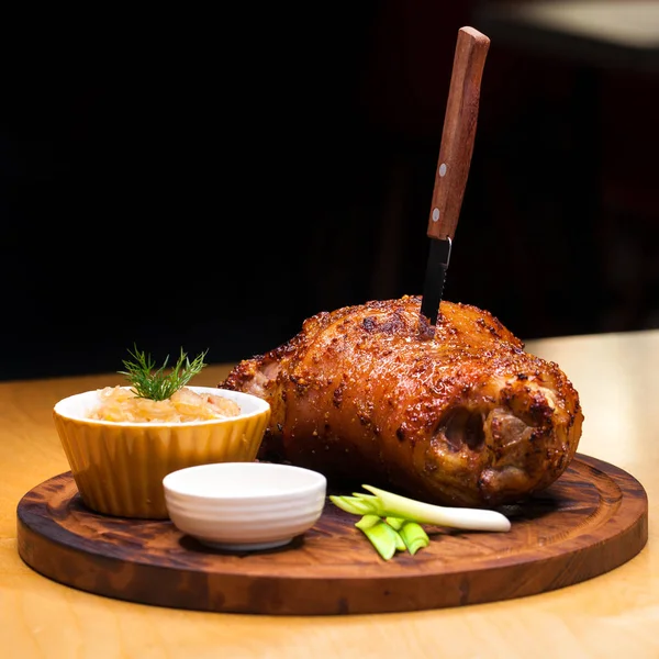 Restoran yemek - büyük pişmiş domuz knuckle bir ahşap tepsi