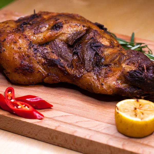 Gran pedazo de cordero en el hueso - restaurante plato de cordero a la parrilla lam —  Fotos de Stock