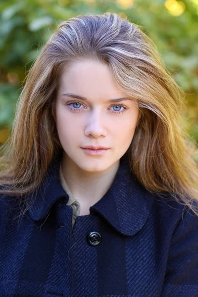 Primer plano retrato de la joven rubia hermosa mujer en el parque de otoño — Foto de Stock