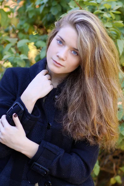 关闭了画像的年轻金发的美丽的女人在秋天的公园 — 图库照片