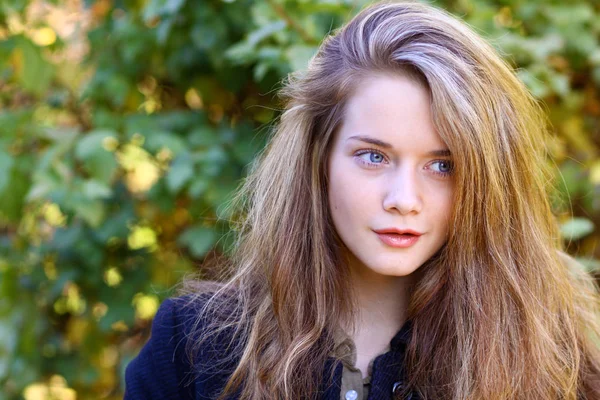 Close up retrato de jovem loira bela mulher no parque de outono — Fotografia de Stock