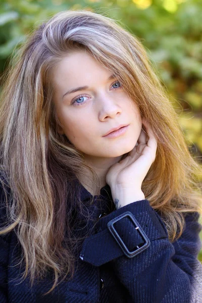 Primer plano retrato de la joven rubia hermosa mujer en el parque de otoño —  Fotos de Stock