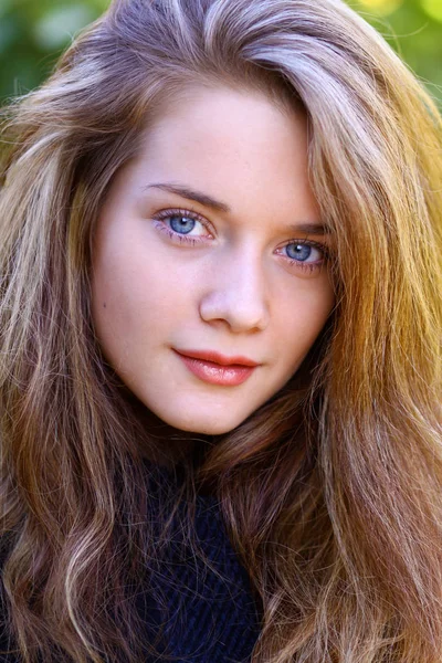 Close up retrato de jovem loira bela mulher no parque de outono — Fotografia de Stock