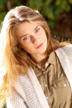 Sonbaharda sarı saçlı güzel genç kadın portresi
