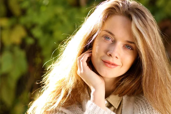 Retrato Una Hermosa Joven Con Cabello Rubio Otoño —  Fotos de Stock