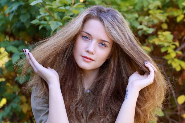 Porträt Einer Schönen Jungen Frau Mit Blonden Haaren Herbst — Stockfoto