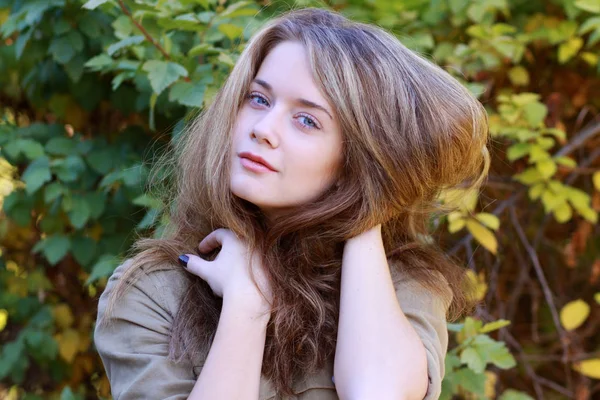 秋にブロンドの髪を持つ美しい若い女性の肖像画 — ストック写真
