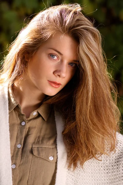 Retrato Una Hermosa Joven Con Cabello Rubio Otoño — Foto de Stock