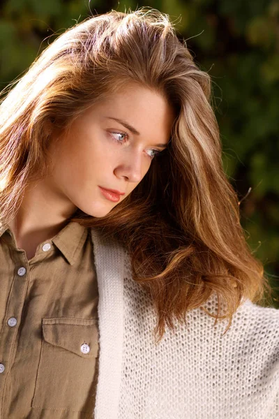 Retrato Una Hermosa Joven Con Cabello Rubio Otoño — Foto de Stock