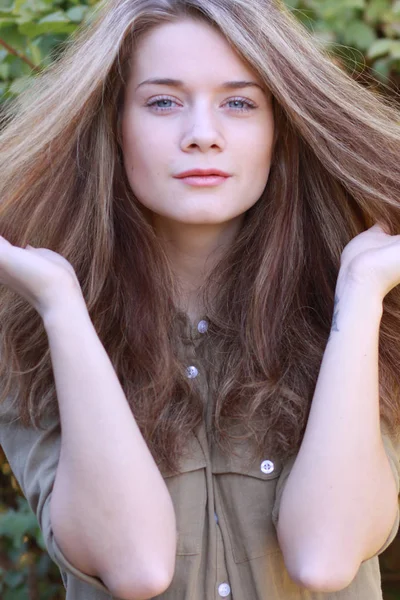 Retrato close-up de jovem bela mulher — Fotografia de Stock