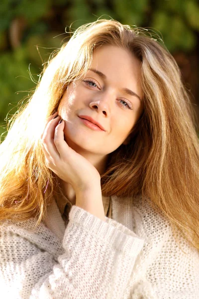 Portret van mooie jonge vrouw met blonde haren in de herfst — Stockfoto