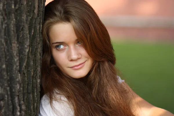 Retrato de cerca de la joven hermosa mujer —  Fotos de Stock