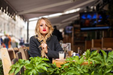 Genç kadın bir kafede kokteyl içme 