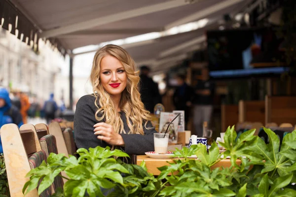 Mujer joven bebiendo cóctel en un café —  Fotos de Stock