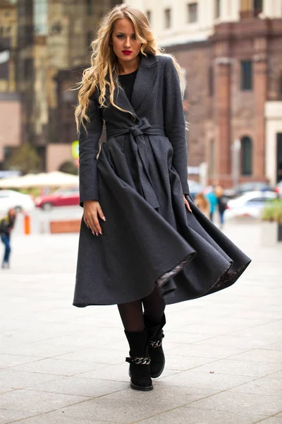 Portrait d'une jeune belle femme en manteau gris — Photo