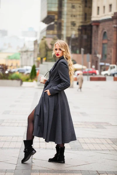 Retrato de una joven hermosa mujer en abrigo gris — Foto de Stock