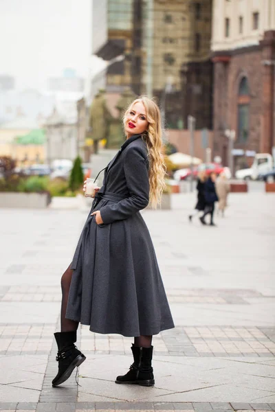 Портрет молодой красивой женщины в сером пальто — стоковое фото