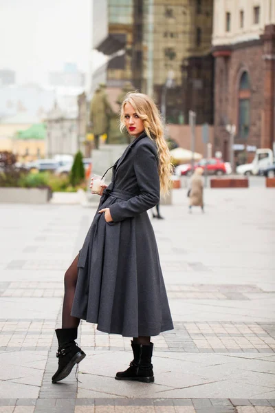 Retrato de una joven hermosa mujer en abrigo gris —  Fotos de Stock