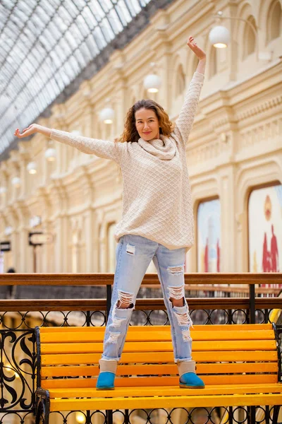 Portret van een volledige lengte jonge mooie gekrulde blonde vrouw — Stockfoto