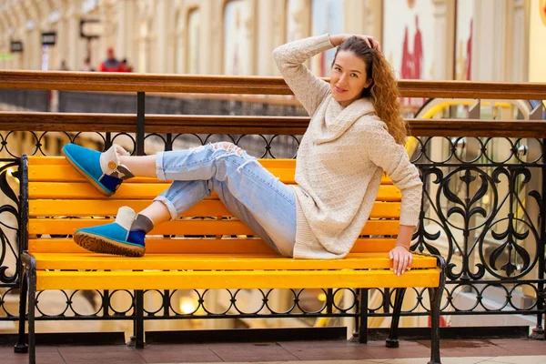 Retrato de um comprimento completo jovem bela mulher loira encaracolado — Fotografia de Stock