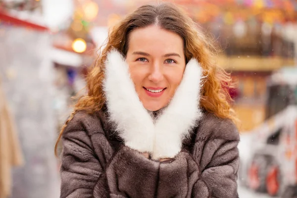 Retrato de cerca de la joven hermosa mujer feliz — Foto de Stock