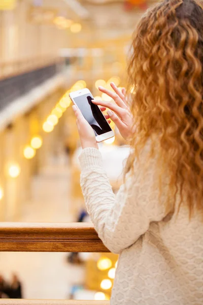 Belles mains féminines tenant un téléphone portable , — Photo