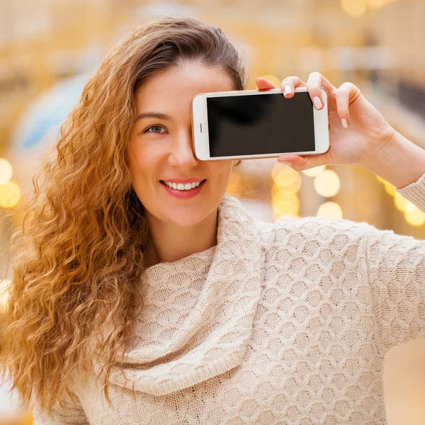Giovane bella ragazza che mostra il tuo schermo del telefono intelligente — Foto Stock
