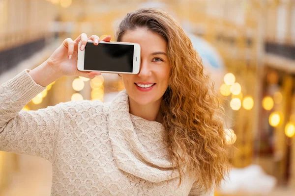 Giovane bella ragazza che mostra il tuo schermo del telefono intelligente — Foto Stock